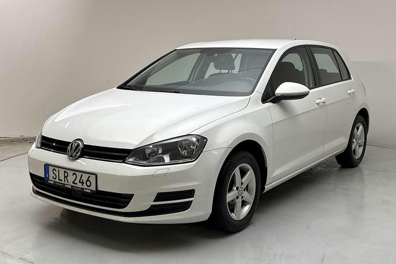 Vit Begagnad 2017 VW Golf VII | 112 000 kr (Marknadspris) - Bild 1/4