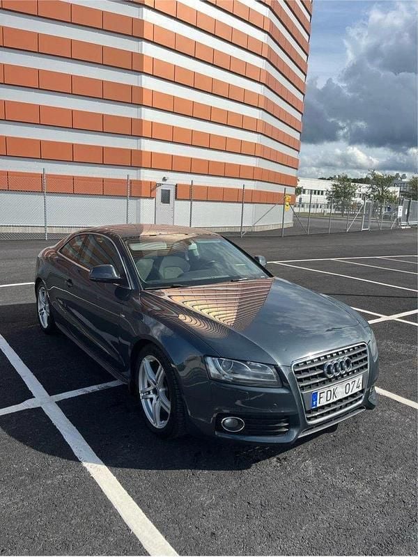 Grå Begagnad 2009 Audi A5 Comfort Sportkupé | 84 500 kr (Bra pris) - Bild 1/4