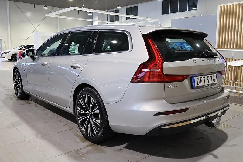 Begagnad Volvo V60 Core 253 HK (186 kW) 2023 Silver Kombi