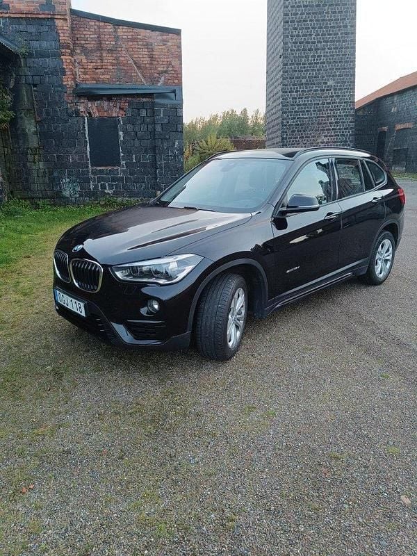 Svart Begagnad 2017 BMW X1 Sport Line SUV | 143 000 kr (Bra pris) - Bild 1/4