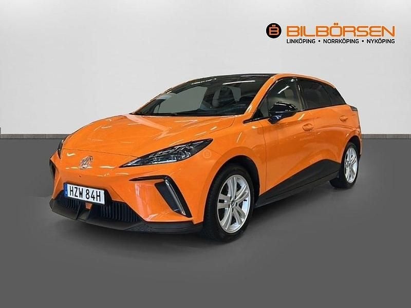Orange Begagnad 2022 MG MG4 EV Luxury Halvkombi | 209 900 kr (Superpris) - Bild 1/4