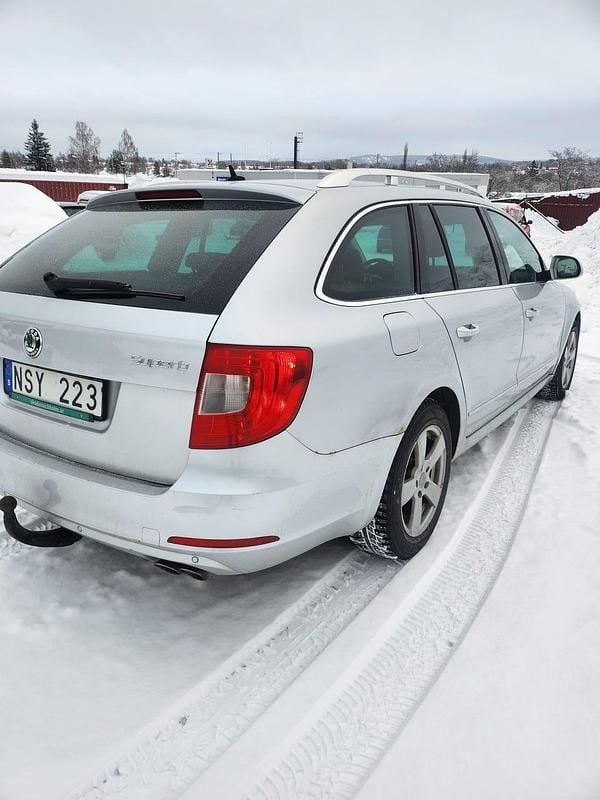 Begagnad Skoda Superb 200 HK (147 kW) 2011 Kombi