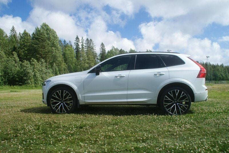 Vit Begagnad 2018 Volvo XC60 R-Design SUV | 319 000 kr (Bra pris) - Bild 1/4