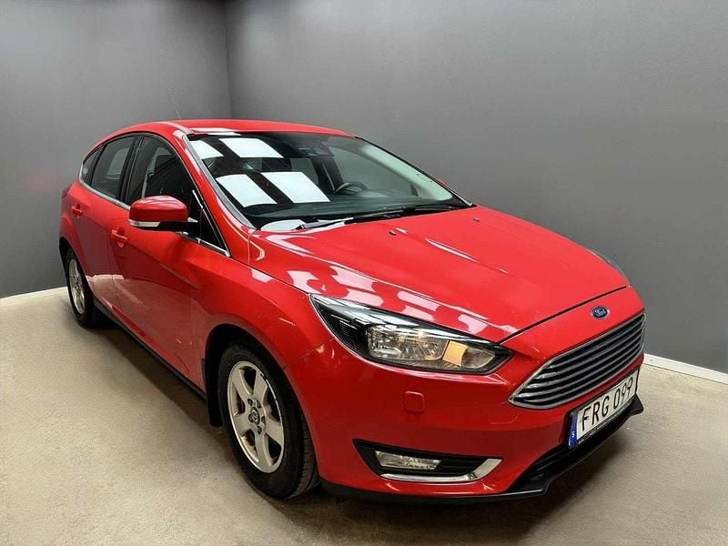 Röd Begagnad 2016 Ford Focus Titanium Halvkombi | 84 900 kr (Bra pris) - Bild 1/4