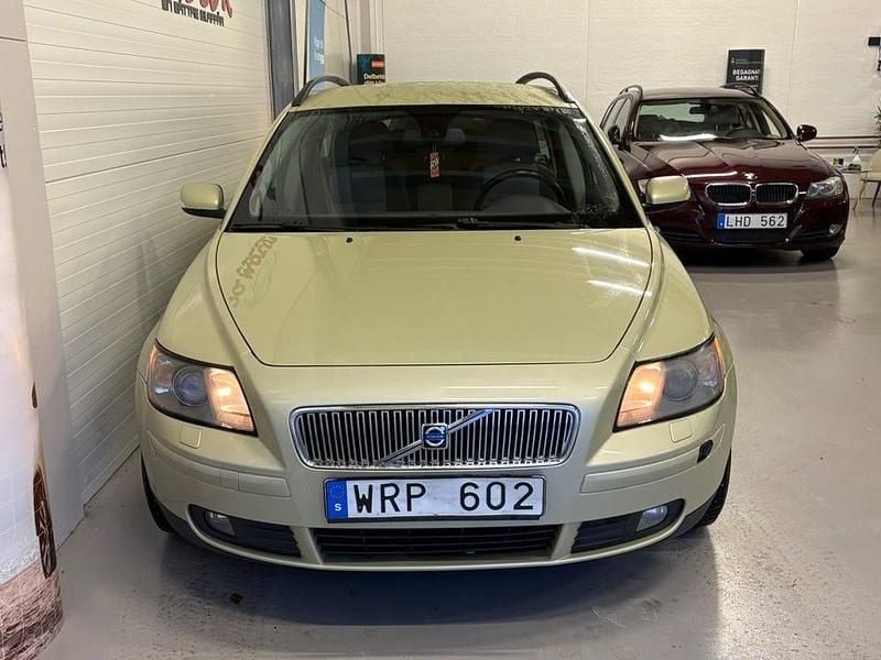 Begagnad Volvo V50 Momentum 170 HK (125 kW) 2005 Ljusgrön Kombi