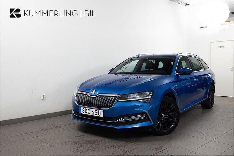 Blå Begagnad 2022 Skoda Superb LAURIN & KLEMENT Kombi | 314 900 kr (Marknadspris) - Bild 1/4