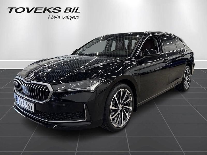 Svart (ebony black metallic) Ny 2024 Skoda Superb LAURIN & KLEMENT Kombi | 549 900 kr - Bild 1/4