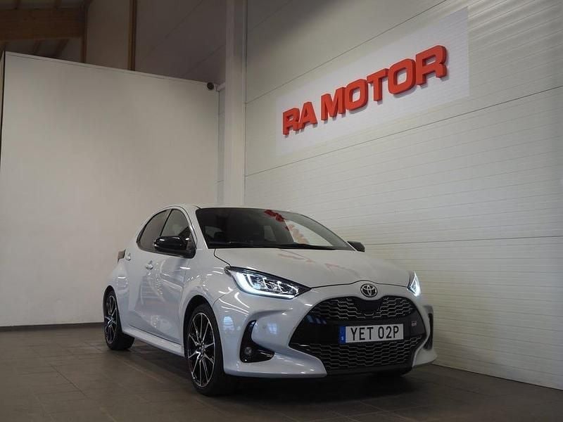 Grå Begagnad 2022 Toyota Yaris Hybrid Sport Halvkombi | 239 900 kr (Marknadspris) - Bild 1/3