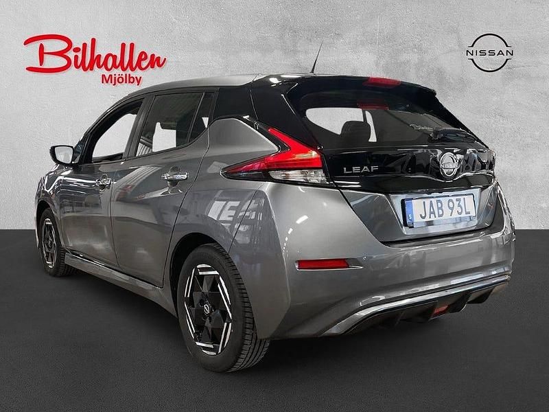 Begagnad Nissan Leaf Acenta 110 kW (150 HK) 2022 Grå Halvkombi