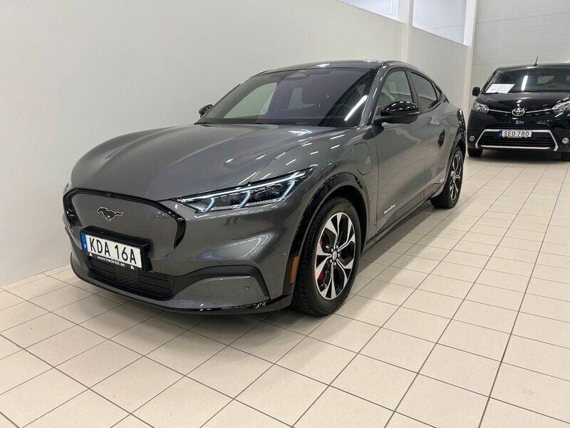 Grå Begagnad 2023 Ford Mustang Mach-E Premium SUV | 599 900 kr - Bild 1/4