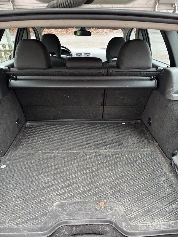 Grå Begagnad 2009 Volvo V50 Momentum Kombi | 32 000 kr (Marknadspris) - Bild 1/4