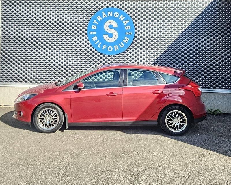 Röd Begagnad 2011 Ford Focus Titanium Halvkombi | 59 000 kr (Marknadspris) - Bild 1/4