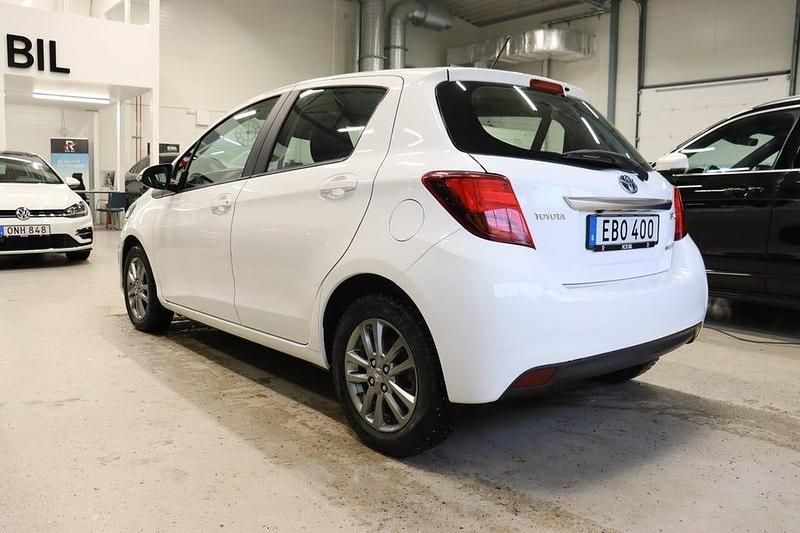 Begagnad Toyota Yaris Hybrid Active 101 HK (74 kW) 2015 Vit Halvkombi