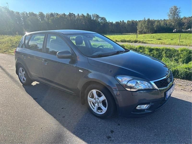 Grå Begagnad 2010 Kia Ceed 4 Halvkombi | 49 000 kr (Superpris) - Bild 1/4