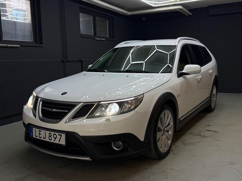 Vit Begagnad 2011 Saab 9-3X Kombi | 74 900 kr (Marknadspris) - Bild 1/4