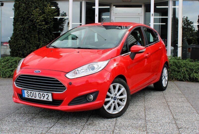 Röd Begagnad 2017 Ford Fiesta Titanium Halvkombi | 89 900 kr (Marknadspris) - Bild 1/4