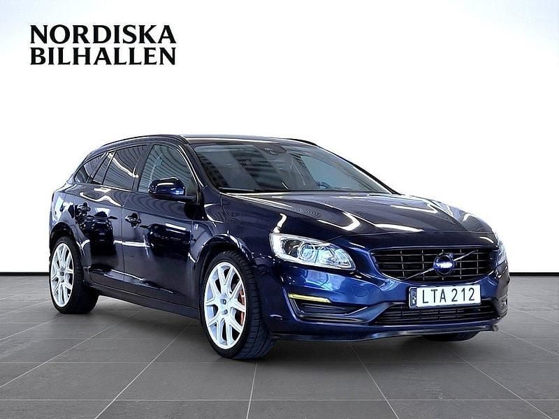 Blå Begagnad 2015 Volvo V60 Ocean Race Kombi | 129 795 kr (Marknadspris) - Bild 1/4