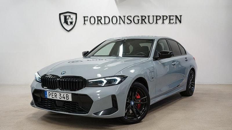 Grå Begagnad 2023 BMW 330e M Sport Sedan | 449 800 kr (Dyr) - Bild 1/4
