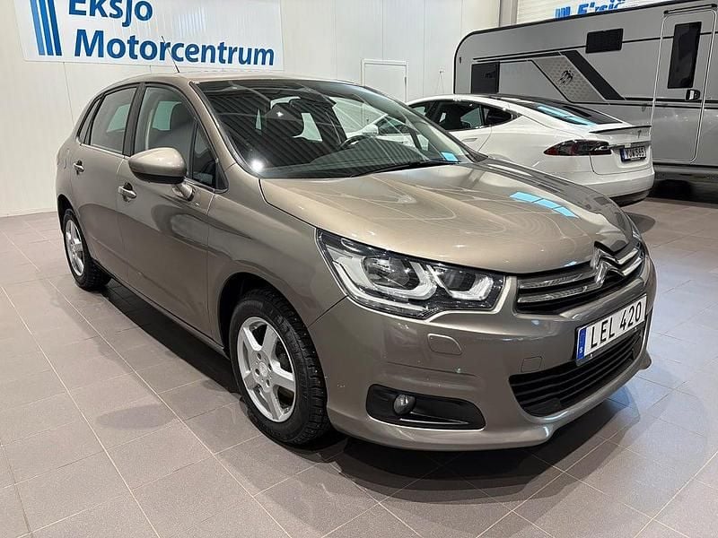 Grå Begagnad 2015 Citroën C4 Halvkombi | 99 900 kr (Marknadspris) - Bild 1/4