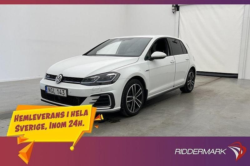 Vit Begagnad 2020 VW Golf VIII Active Halvkombi | 209 800 kr (Marknadspris) - Bild 1/3