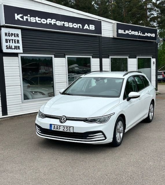 Vit Begagnad 2022 VW Golf VIII Kombi | 239 000 kr (Marknadspris) - Bild 1/4