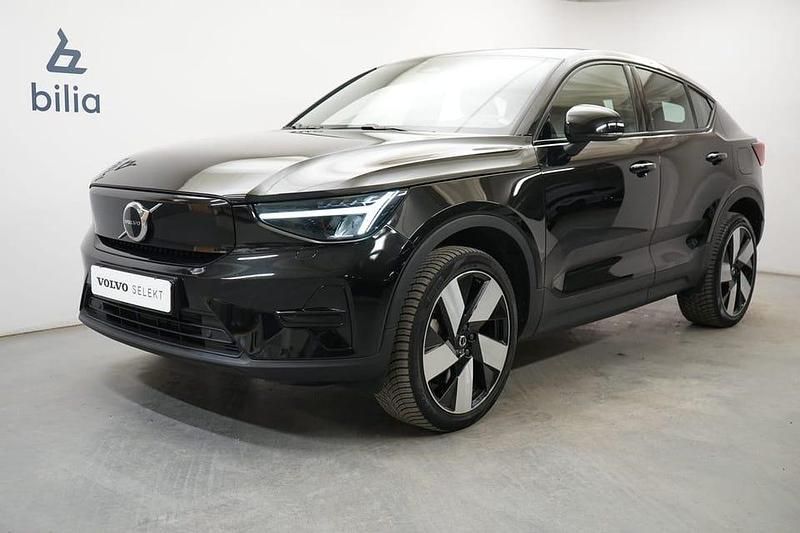 Svart Begagnad 2023 Volvo C40 Core SUV | 334 900 kr (Marknadspris) - Bild 1/4