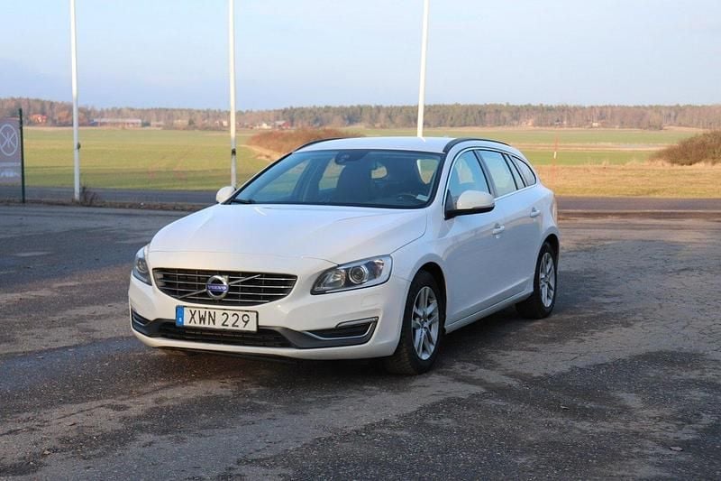 Vit Begagnad 2015 Volvo V60 Momentum Kombi | 79 500 kr (Superpris) - Bild 1/4