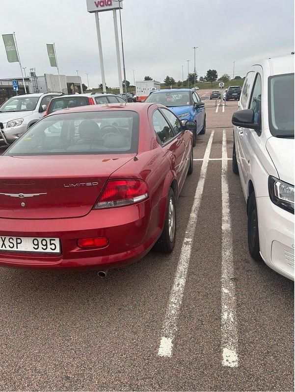 Röd Begagnad 2006 Chrysler Sebring Sedan | 35 000 kr (Lite dyr) - Bild 1/4