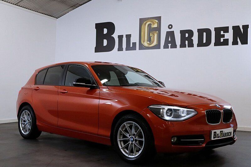 Orange Begagnad 2014 BMW 120 Sport Line Halvkombi | 149 900 kr (Lite dyr) - Bild 1/4