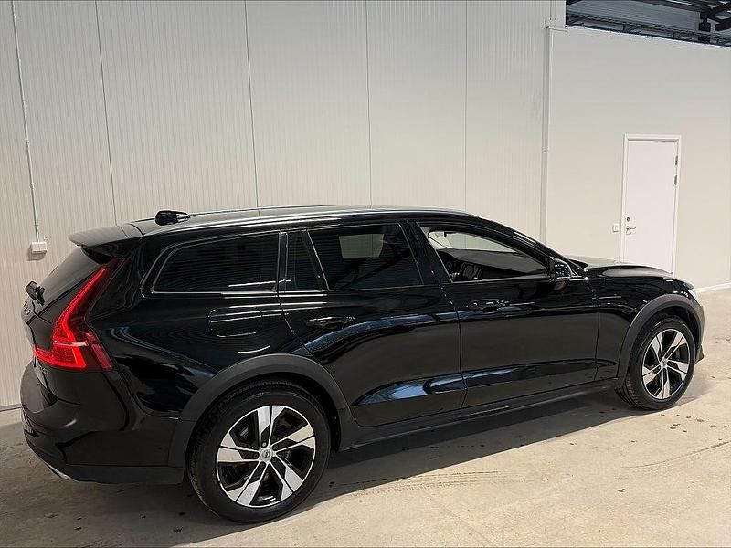 Begagnad Volvo V60 CC Momentum 190 HK (139 kW) 2019 Svart Kombi