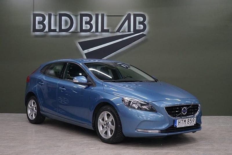Blå Begagnad 2015 Volvo V40 Kinetic Halvkombi | 129 900 kr (Marknadspris) - Bild 1/4