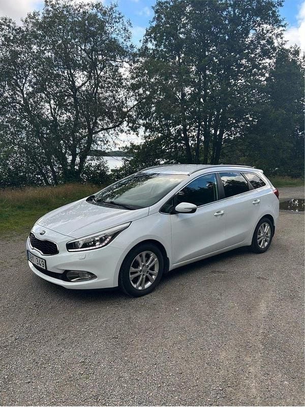 Vit Begagnad 2014 Kia Ceed Sportswagon Comfort Kombi | 85 000 kr (Bra pris) - Bild 1/4