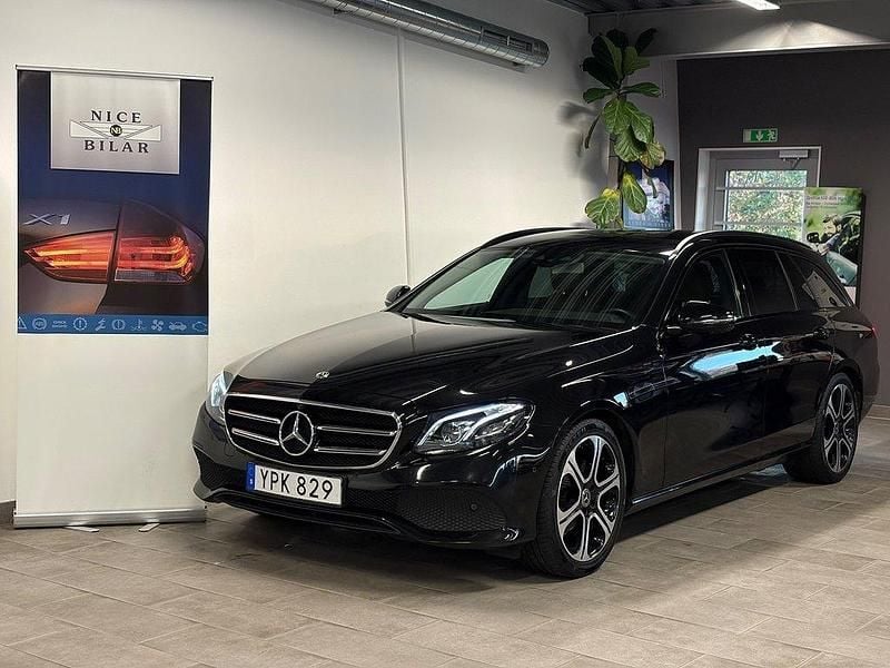 Svart (obsidian black metallic) Begagnad 2017 Mercedes E220 Avantgarde Kombi | 239 000 kr (Bra pris) - Bild 1/4