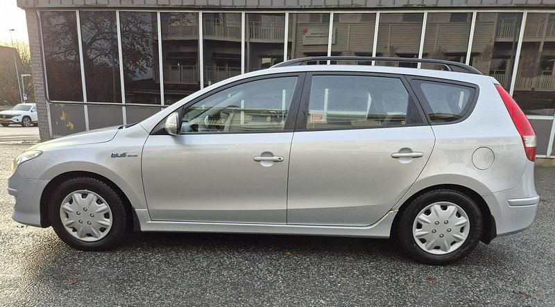 Silver Begagnad 2011 Hyundai i30 Kombi | 23 200 kr (Bra pris) - Bild 1/4