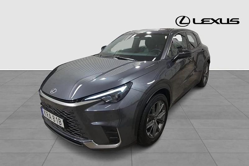 Grå Begagnad 2024 Lexus LBX SUV | 359 900 kr (Marknadspris) - Bild 1/4