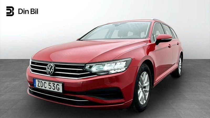 Röd Begagnad 2022 VW Passat Business Kombi | 309 900 kr (Marknadspris) - Bild 1/4