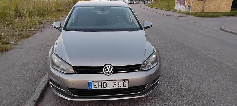 Silver Begagnad 2013 VW Golf VII Halvkombi | 100 900 kr (Marknadspris) - Bild 1/4