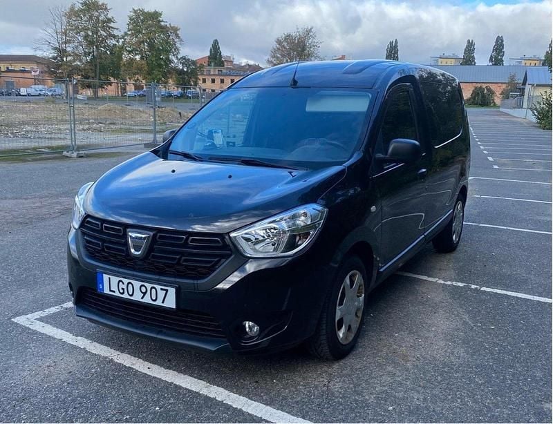 Svart Begagnad 2021 Dacia Dokker Express Van | 95 000 kr (Bra pris) - Bild 1/4