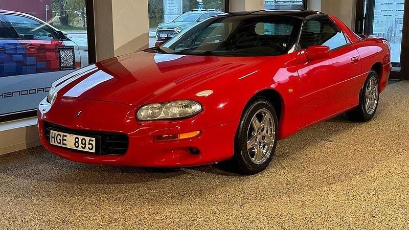 Röd Begagnad 1998 Chevrolet Camaro Halvkombi | 59 900 kr - Bild 1/4