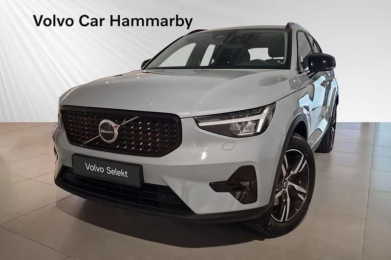 Grå Begagnad 2024 Volvo XC40 Plus SUV | 394 900 kr (Marknadspris) - Bild 1/3