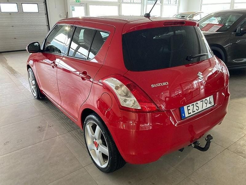 Begagnad Suzuki Swift 94 HK (69 kW) 2015 Röd Halvkombi