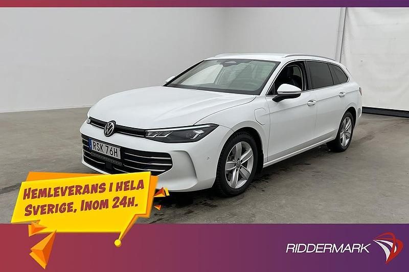 Vit Begagnad 2024 VW Passat Kombi | 414 800 kr (Marknadspris) - Bild 1/3
