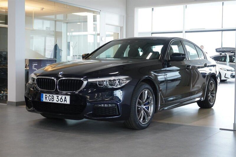 Svart Begagnad 2020 BMW 530e iPerformance Sedan | 309 800 kr (Bra pris) - Bild 1/4