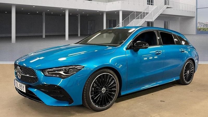 Blå (hyperblue metallic) Begagnad 2024 Mercedes CLA200 AMG Kombi | 379 000 kr (Lite dyr) - Bild 1/1