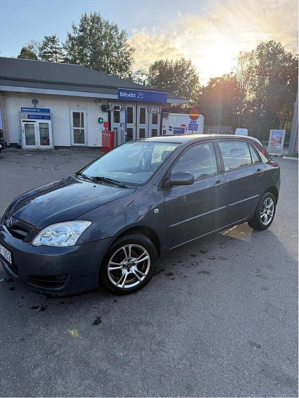 Grå Begagnad 2006 Toyota Corolla Halvkombi | 37 000 kr (Lite dyr) - Bild 1/4