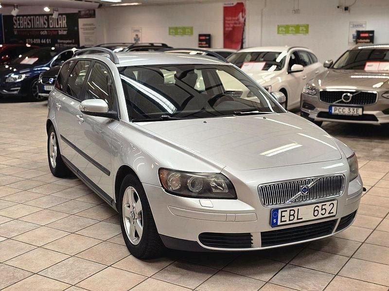 Ljusgrå Begagnad 2006 Volvo V50 Kinetic Kombi | 29 900 kr (Marknadspris) - Bild 1/4