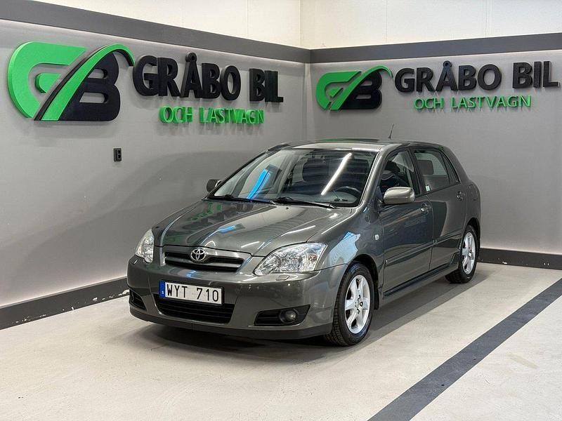 Grå Begagnad 2005 Toyota Corolla Halvkombi | 69 900 kr (Dyr) - Bild 1/4