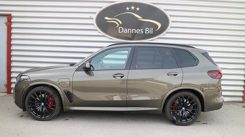 Grön Begagnad 2024 BMW X5 Comfort Edition SUV | 1 159 000 kr - Bild 1/4