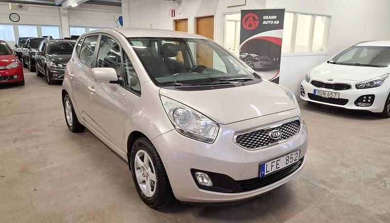 Begagnad Kia Venga Comfort 90 HK (66 kW) 2011 Silver Halvkombi