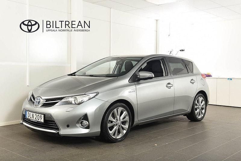 Ljusgrå Begagnad 2014 Toyota Auris Hybrid Edition Halvkombi | 108 900 kr (Bra pris) - Bild 1/4